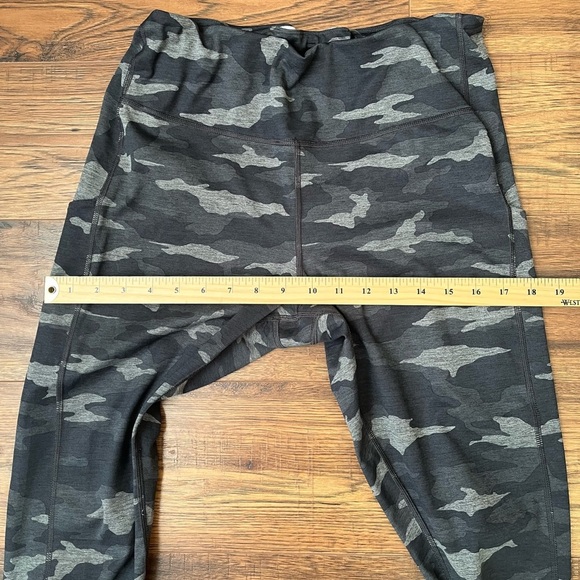 Athleta Ultimate Salutation Stash Pocket 7/8 Legging Tights‎ Camouflage Large - Picture 4 of 7